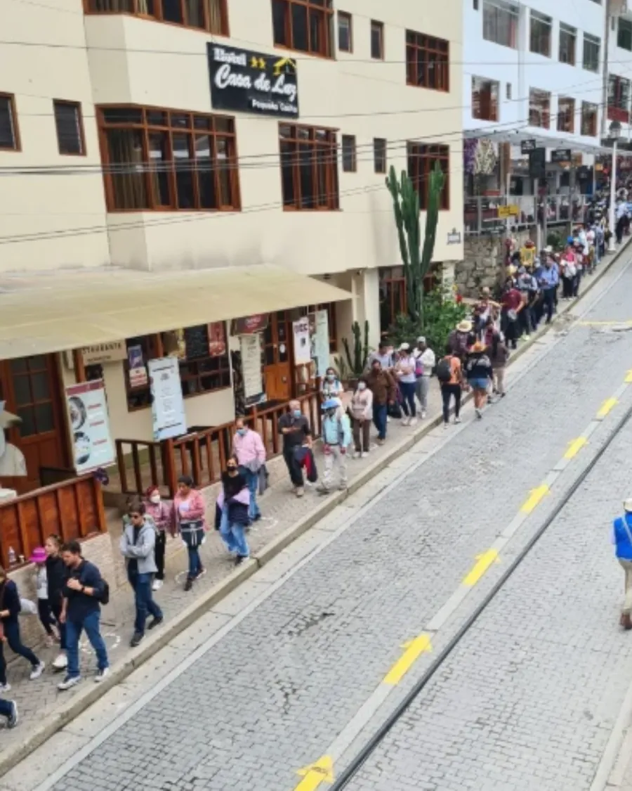 Fila de viajeros en Machu Picchu Pueblo